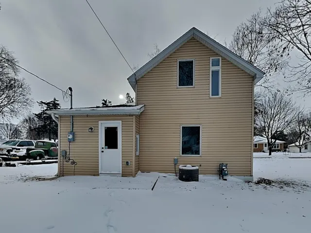 $1,995 | 123 4th Avenue East, Shakopee, MN 55379