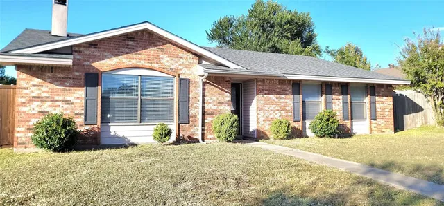 a view of a house with backyard