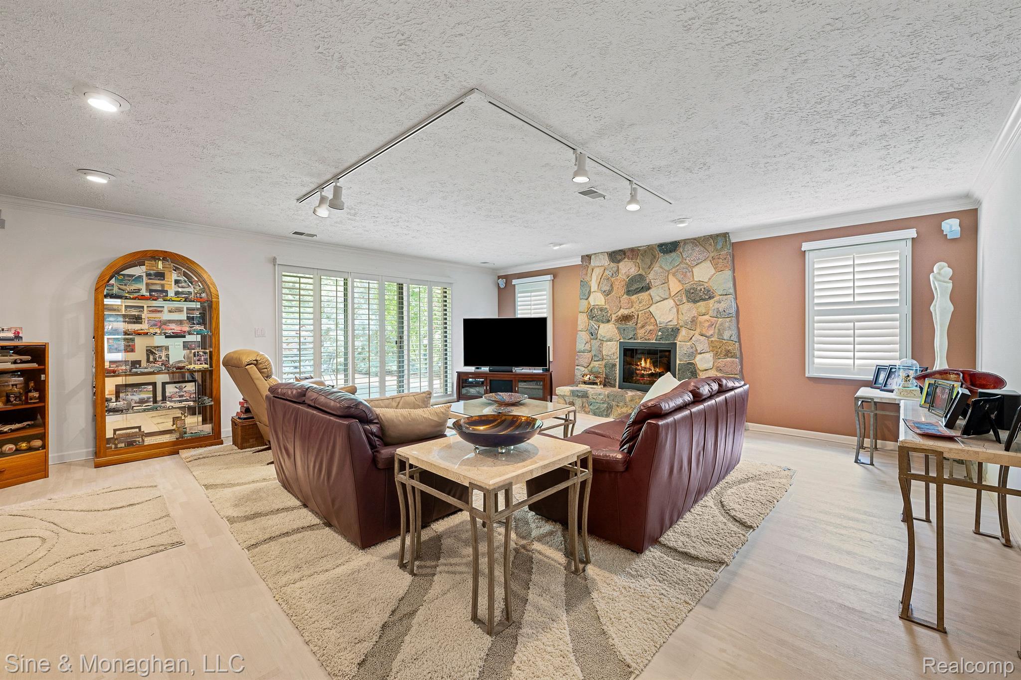 35104 Banbury Road Livonia, MI 48152 - Photo 21 of 62 Wonderful family room with newer flooring
