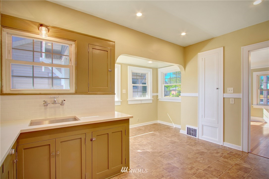 7916 Renton Avenue South Seattle, WA 98118 - Photo 5 of 18