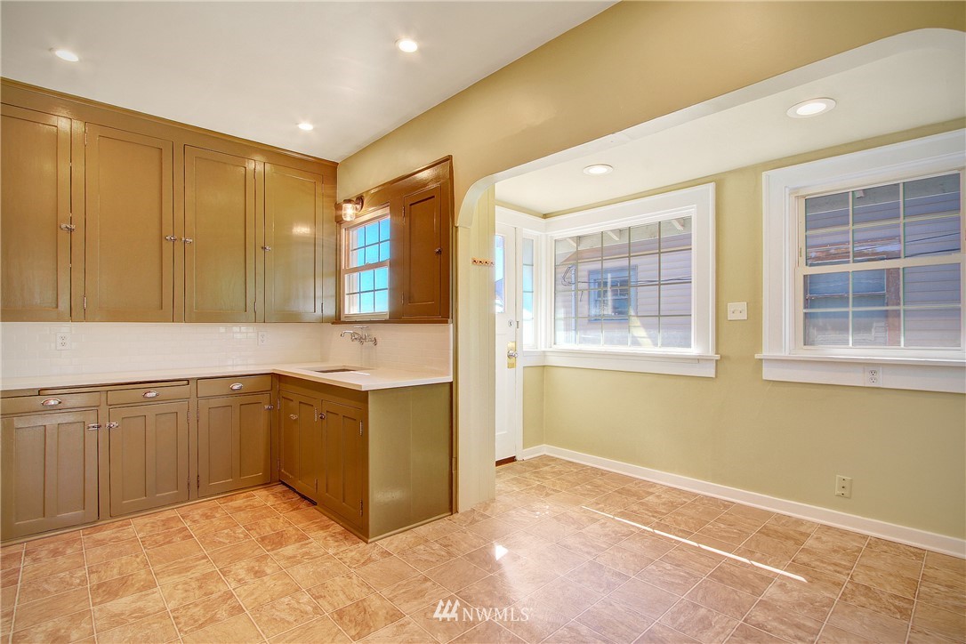 7916 Renton Avenue South Seattle, WA 98118 - Photo 6 of 18