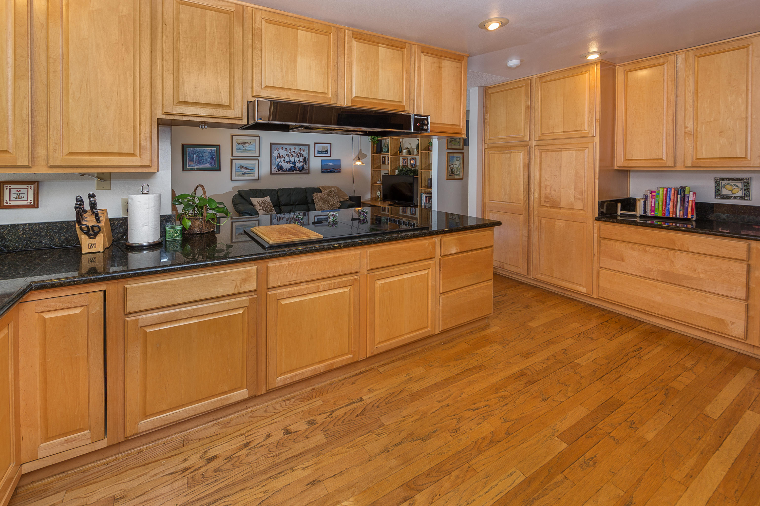 1124 Manitou Road Santa Barbara, CA 93101 - Photo 3 of 23 14-7