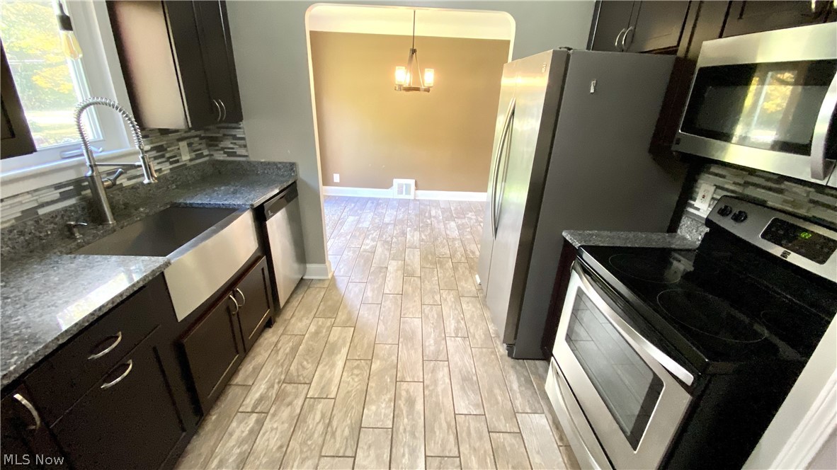 1045 Learidge Road Cleveland, OH 44124 - Photo 8 of 25