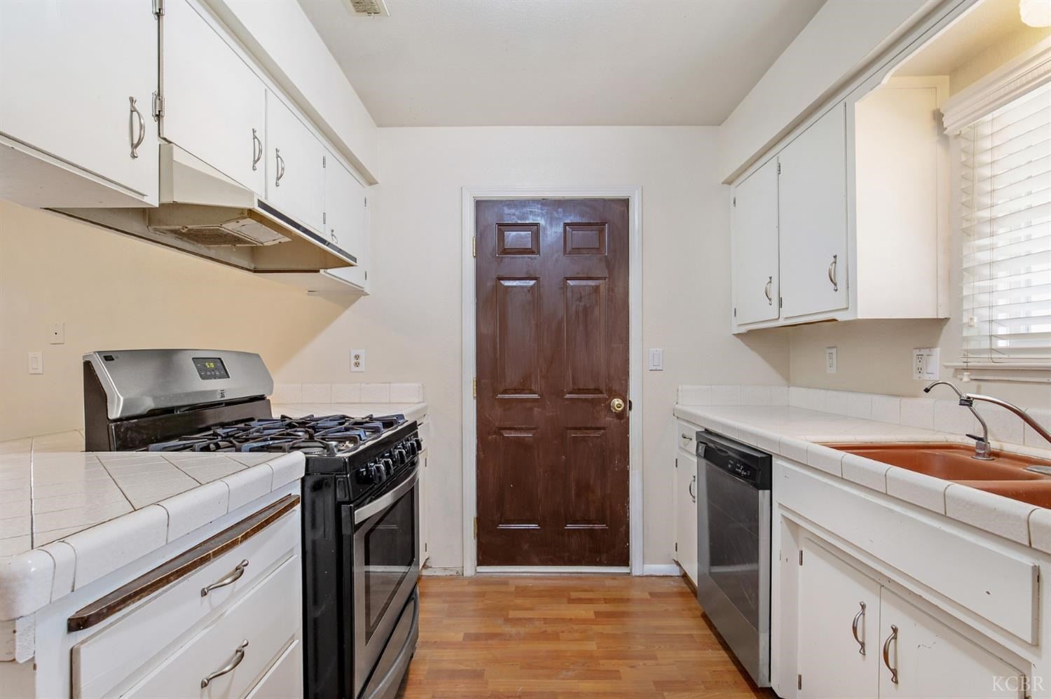 2893 Merlan Way Hanford, CA 93230 - Photo 16 of 30 Gallery Image 16