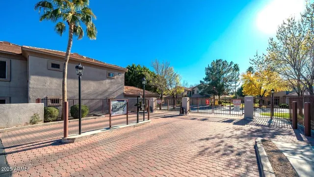 $424,900 | 7401 West Arrowhead Clubhouse Drive, Unit 1015, Glendale, AZ 85308
