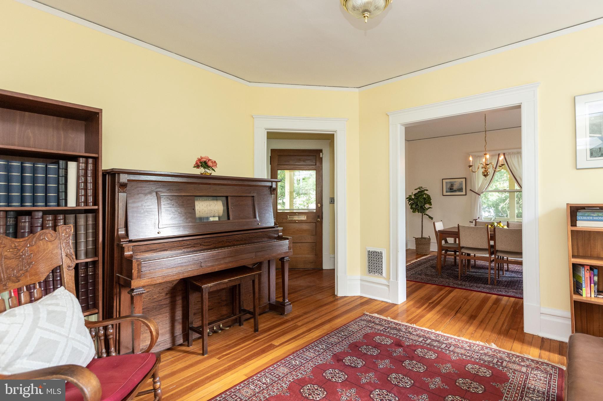206 Oakdale Road Baltimore, MD 21210 - Photo 3 of 32 Living room