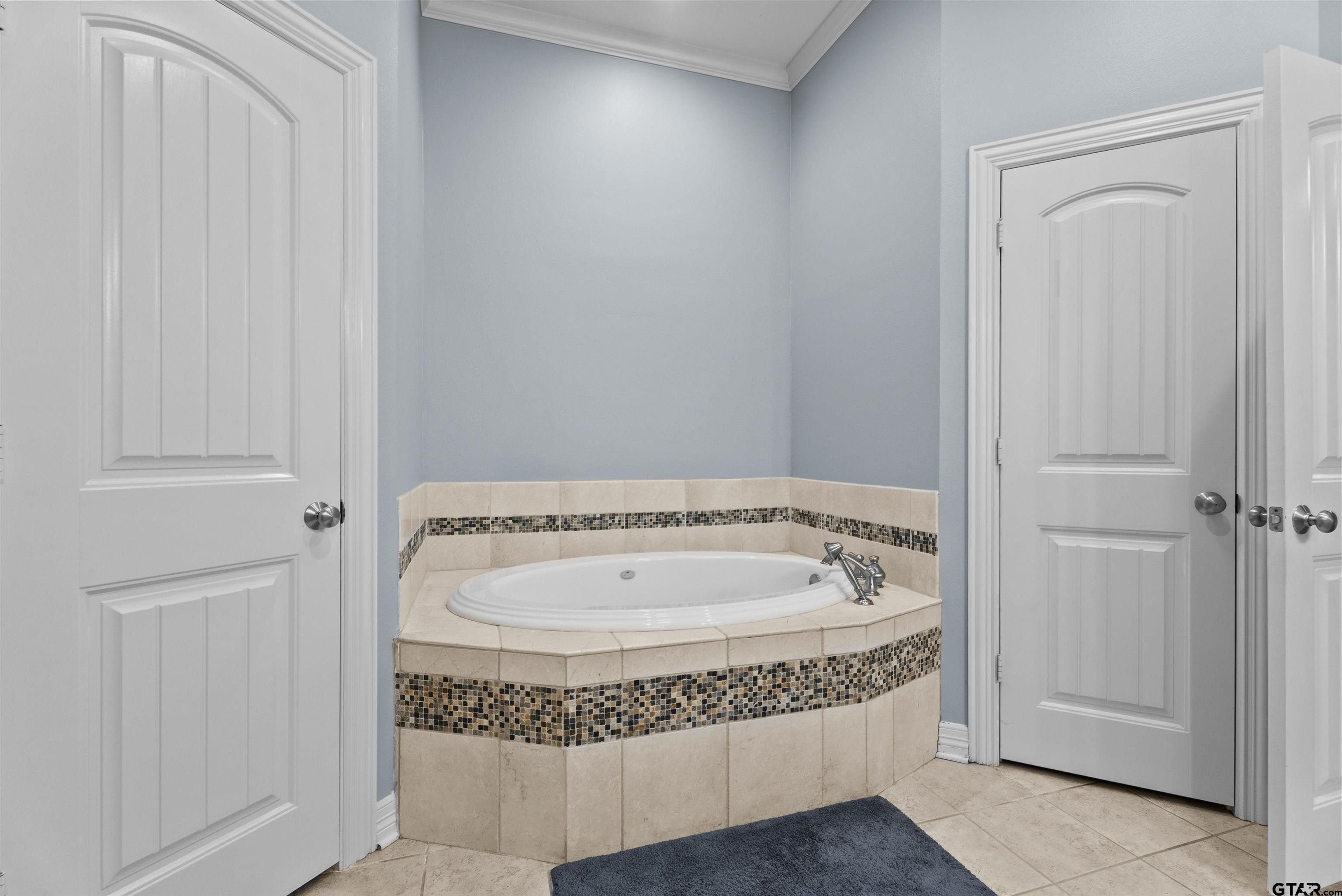 714 Huntwick Lane Tyler, TX 75703 - Photo 24 of 39 a bathroom with a tub and mirror