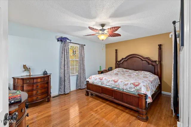 $325,000 | 141 Valley Crest Drive, Mount Carmel, TN 37645