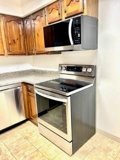 307 South Dithridge Street, Unit 11 Pittsburgh, PA 15213 - Photo 10 of 25 a stove top oven sitting inside of a kitchen