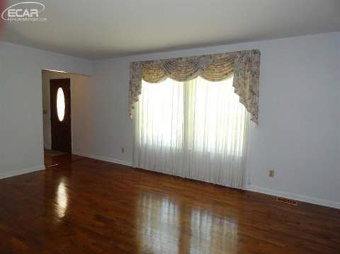 1341 North Morrish Road Flint, MI 48532 - Photo 4 of 27 20444885-3.JPG