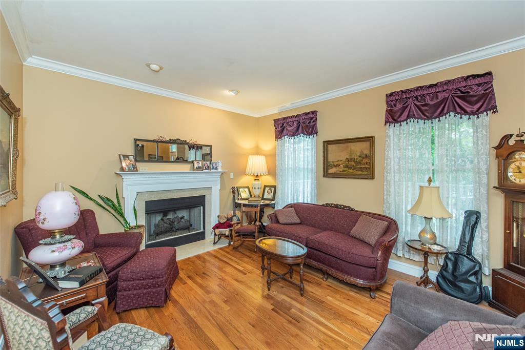 37 Thomas Wayne, NJ 07470 - Photo 4 of 32