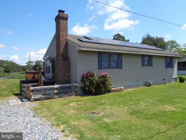 a view of a house with backyard and garden