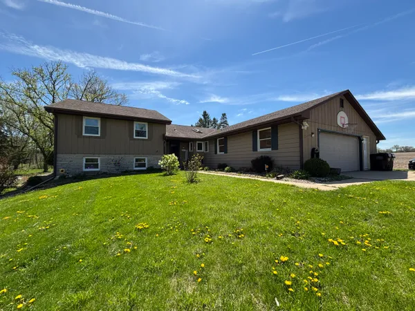 $465,000 | 3377 North Hackbarth Road, Janesville, WI 53548