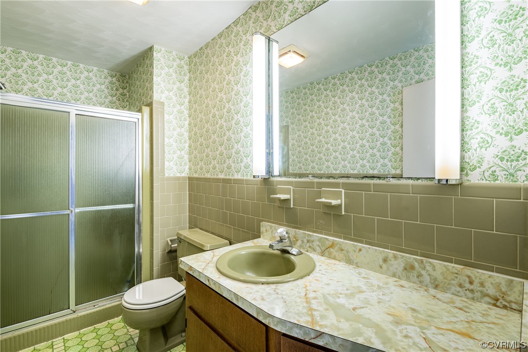 1976 Tuggle Road Farmville, VA 23901 - Photo 18 of 33 a bathroom with a sink toilet and shower