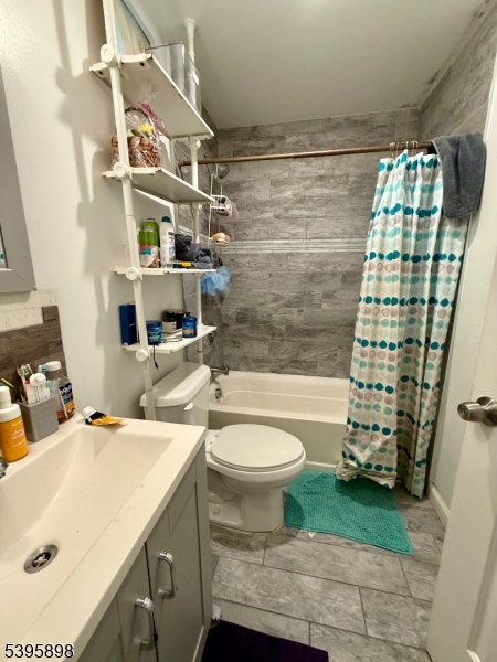 575 Hawthorne Avenue Newark, NJ 07112 - Photo 14 of 14 a bathroom with a sink toilet and shower