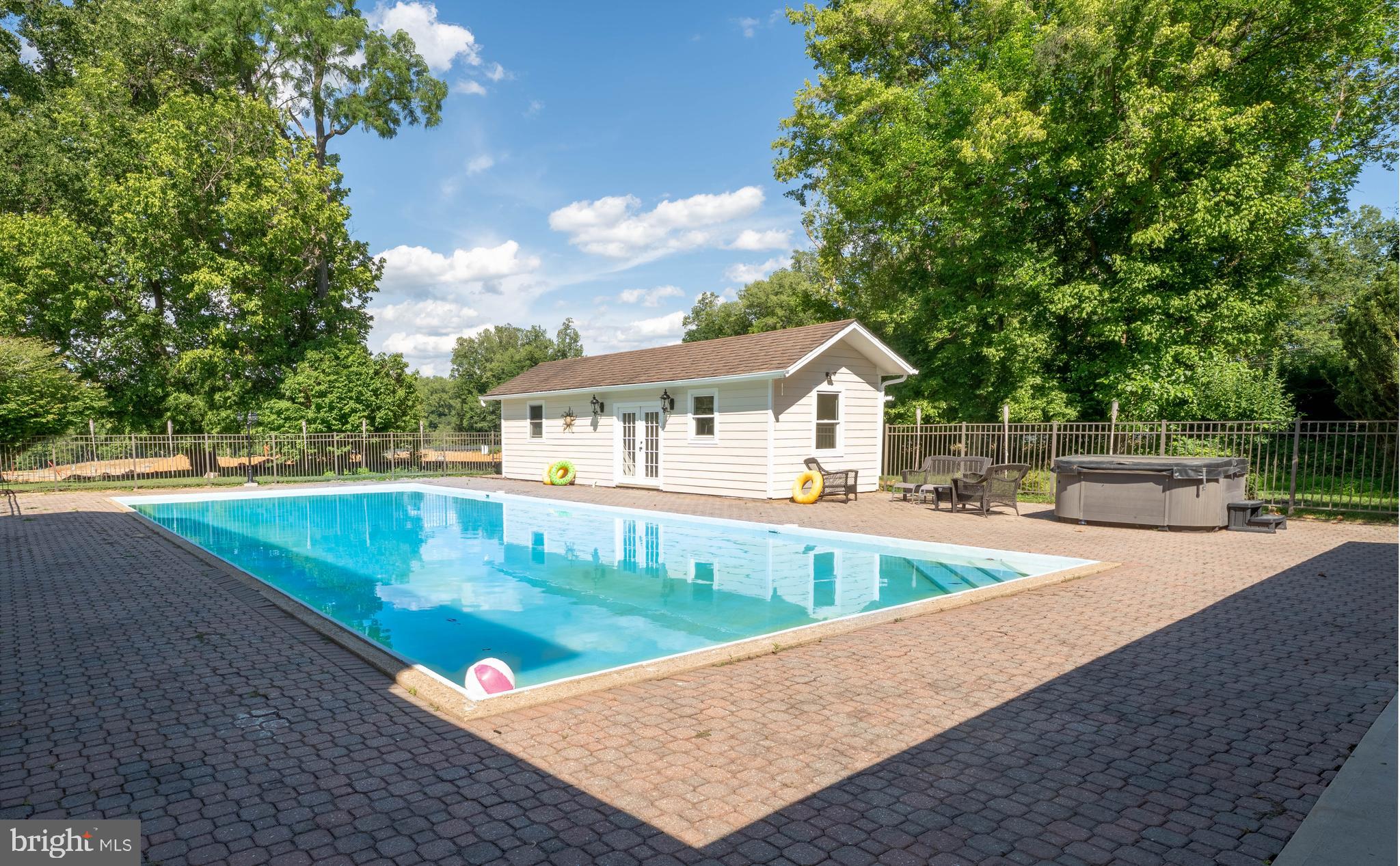 10805 Glen Road Potomac, MD 20854 - Photo 7 of 40