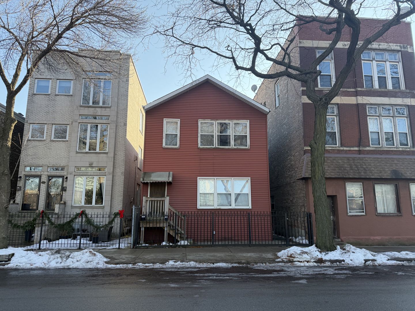 1123 West Vernon Park Place Chicago, IL 60607 - Photo 3 of 27 a front view of a house