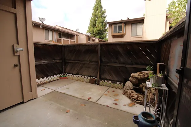 a view of a house with backyard