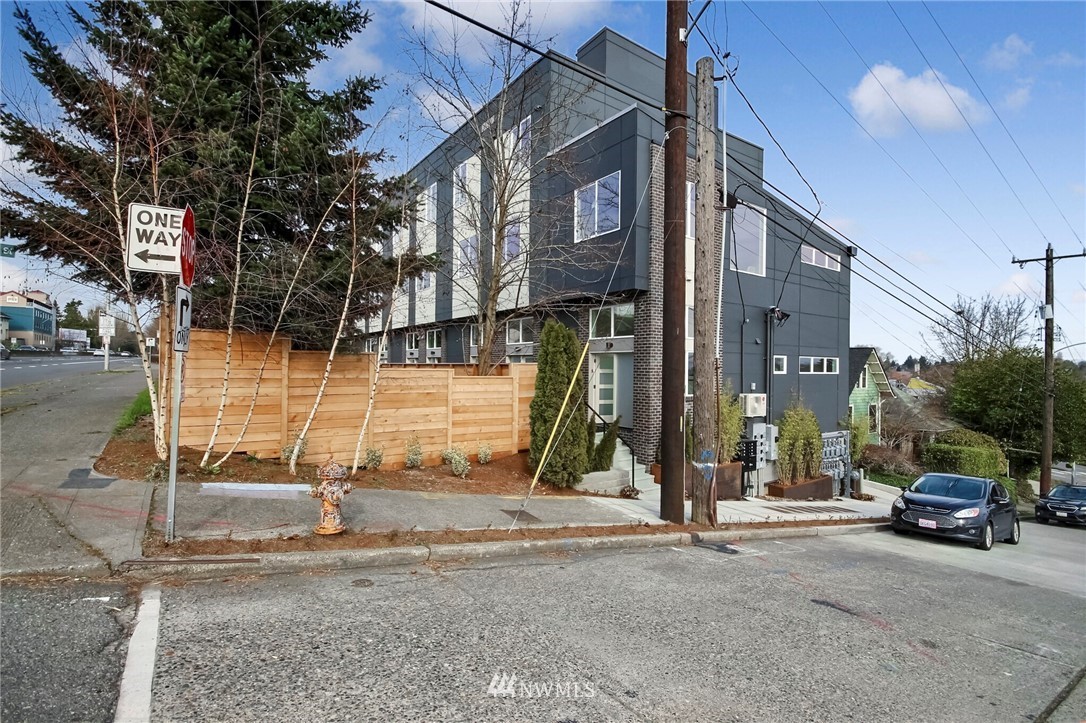 908 North 46th Street, Unit H Seattle, WA 98103 - Photo 1 of 26