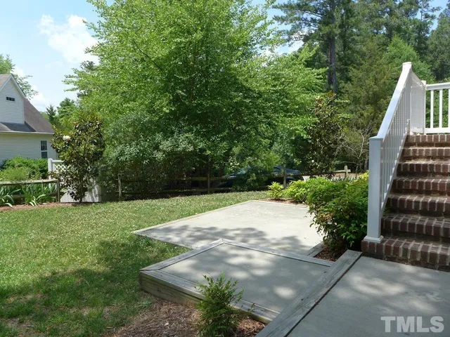 a view of a backyard