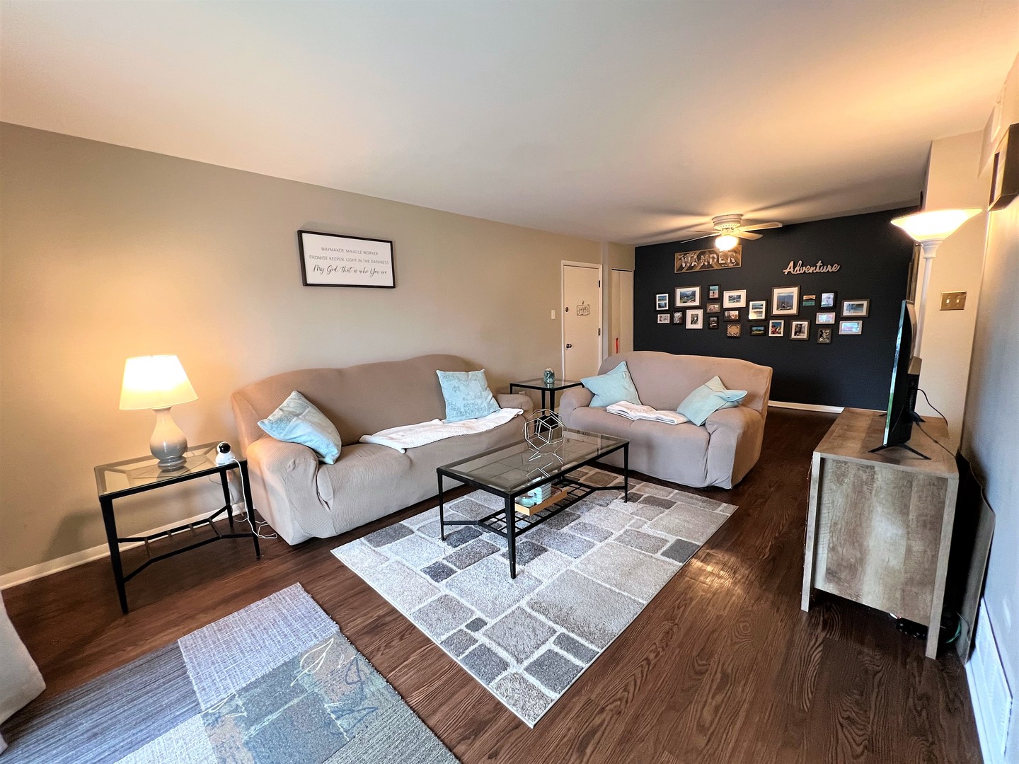 14970 Pulaski Road, Unit 2 Midlothian, IL 60445 - Photo 5 of 20 a living room with furniture rug and lamp