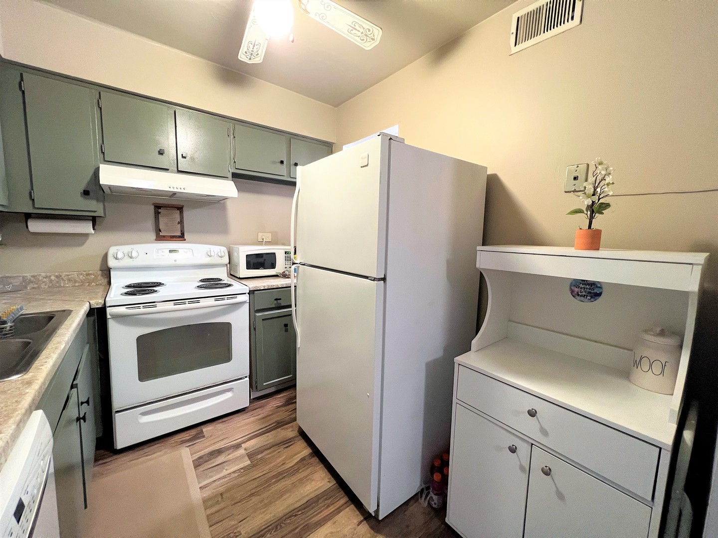 14970 Pulaski Road, Unit 2 Midlothian, IL 60445 - Photo 8 of 20 a kitchen with a stove cabinets and refrigerator