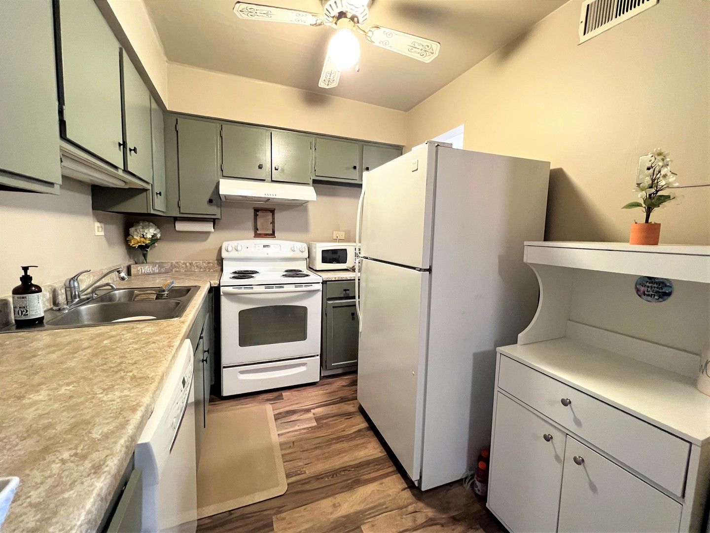 14970 Pulaski Road, Unit 2 Midlothian, IL 60445 - Photo 9 of 20 a kitchen with a white stove top oven and refrigerator