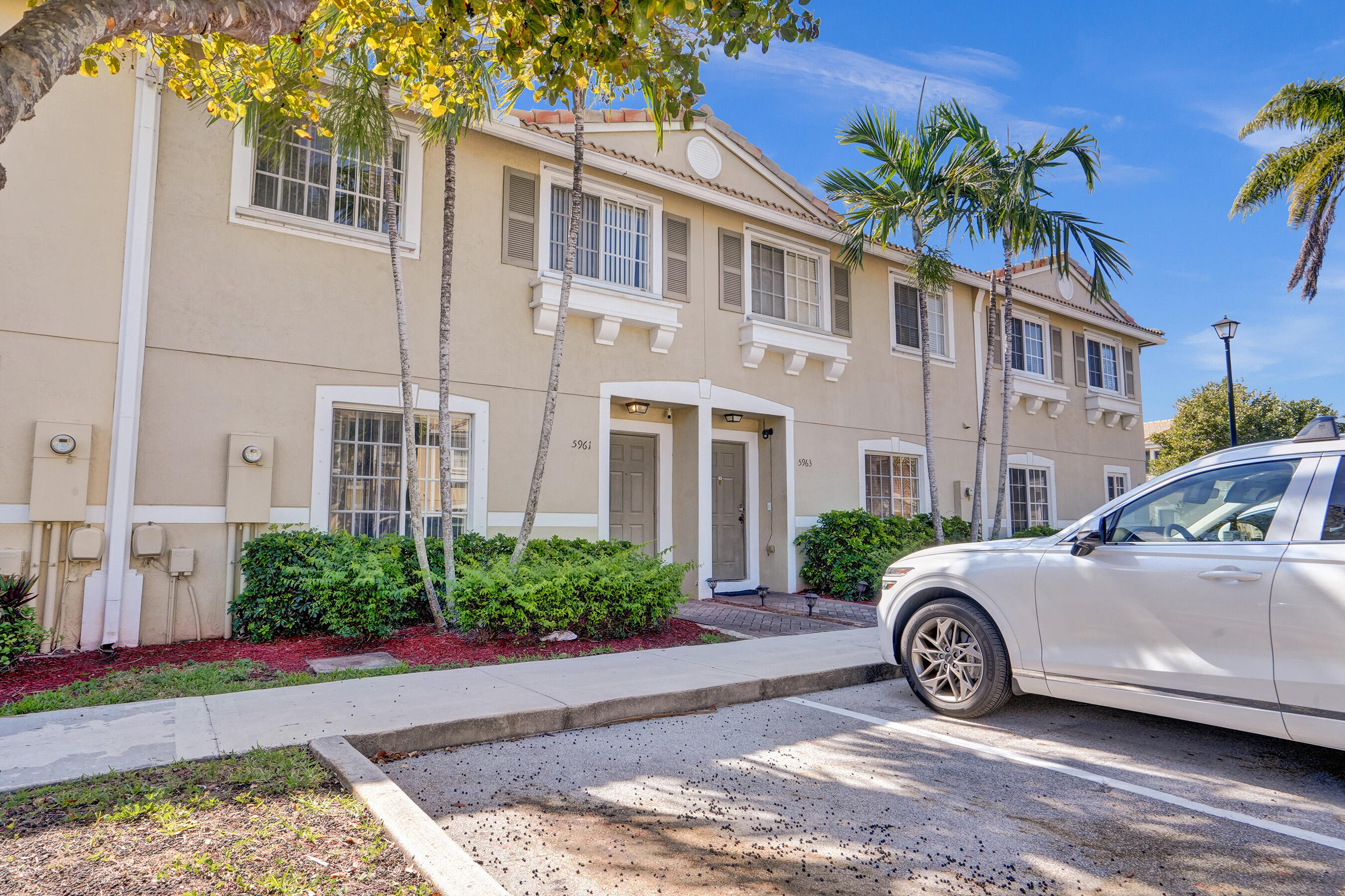 5961 London Lane Fort Lauderdale, FL 33321 - Photo 2 of 21 FrontView