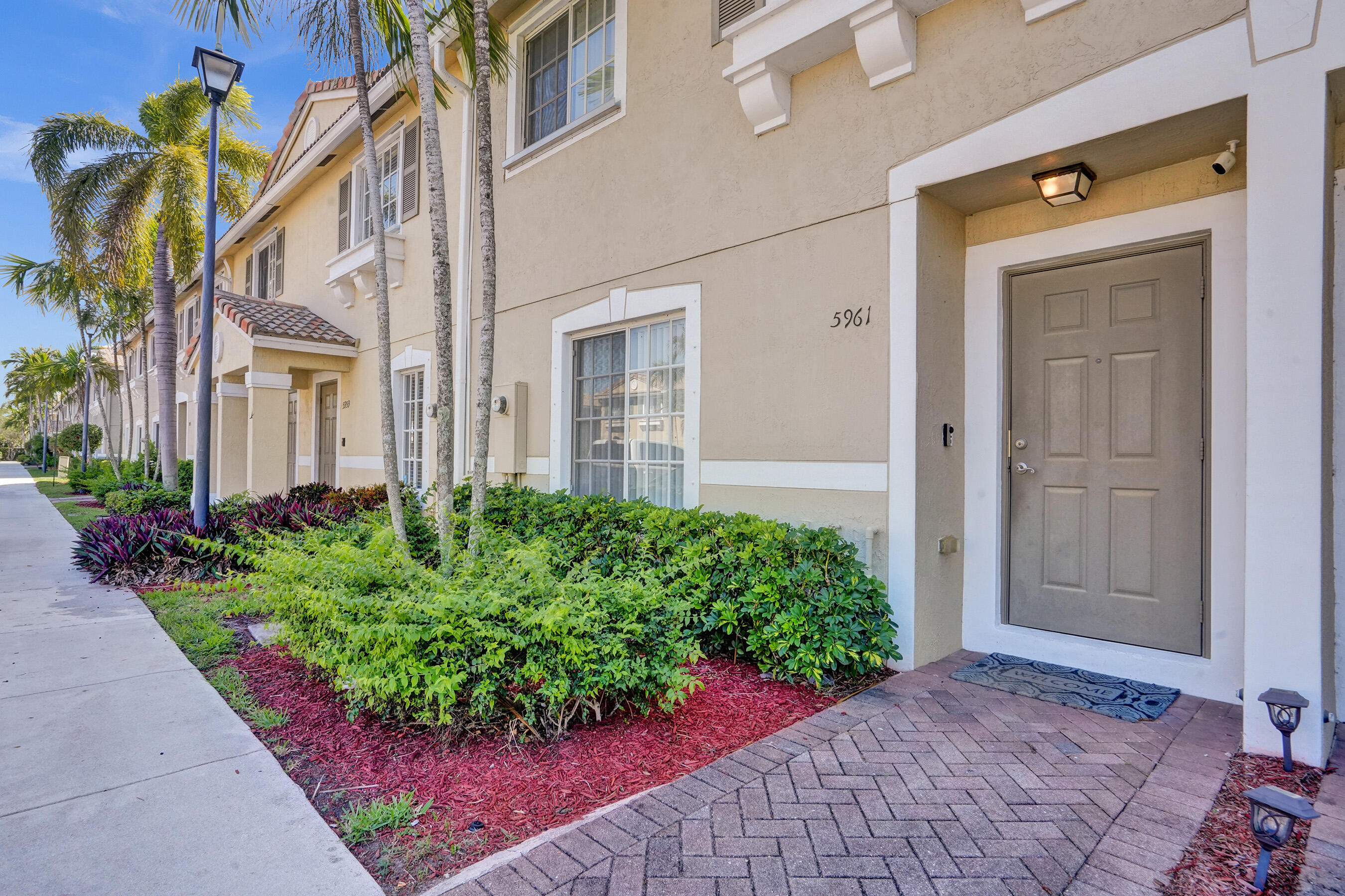 5961 London Lane Fort Lauderdale, FL 33321 - Photo 3 of 21 Front