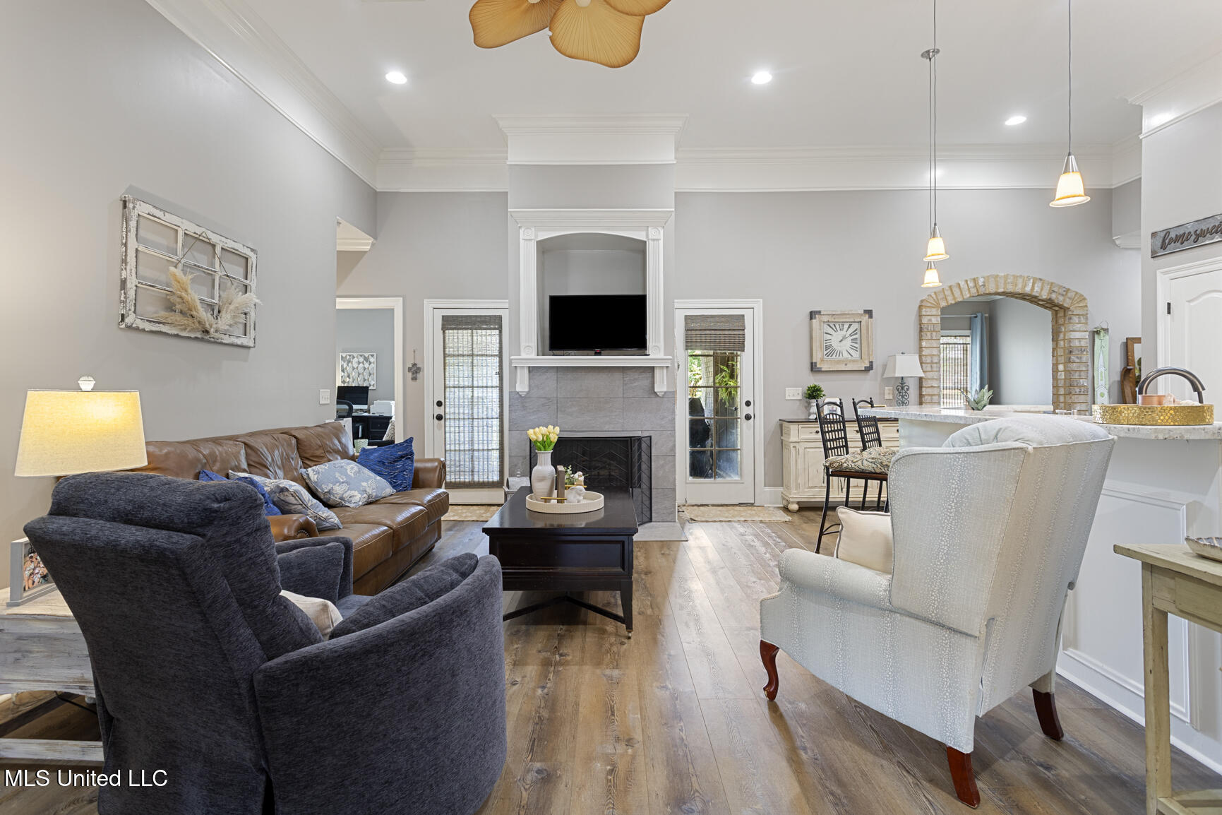 116 Hallmark Place Madison, MS 39110 - Photo 5 of 32 living room to fireplace
