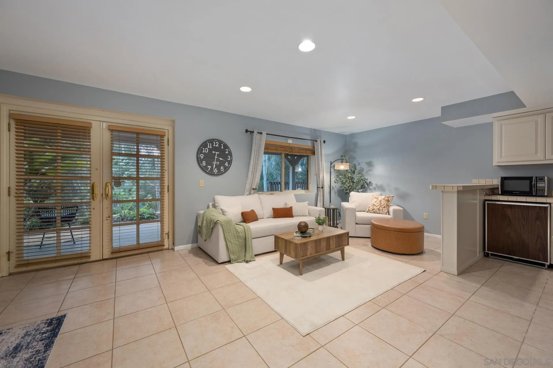 10575 Spruce Grove Avenue San Diego, CA 92131 - Photo 22 of 33 a living room with furniture