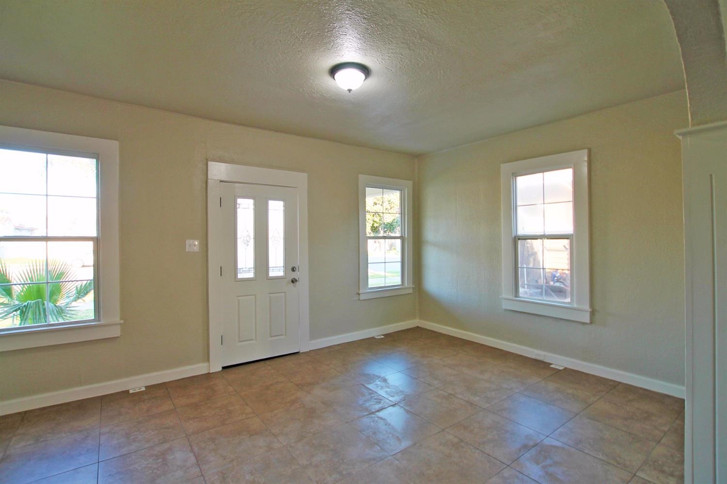 1115 M Street Reedley, CA 93654 - Photo 4 of 10 an empty room that has a window