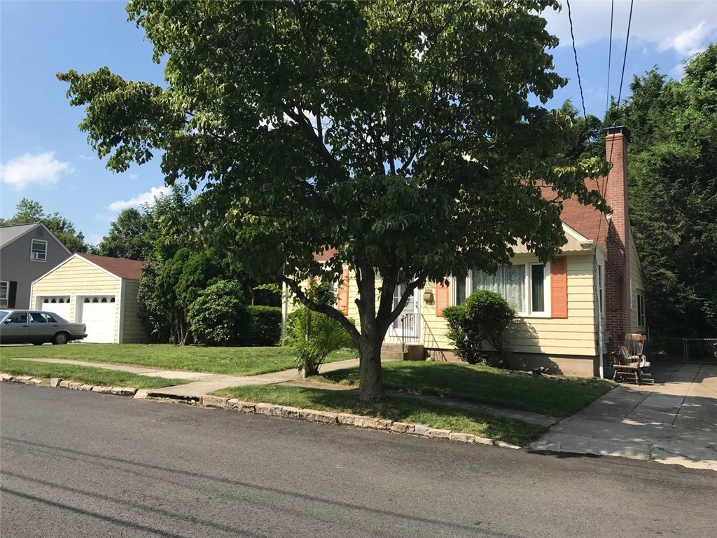 29 Delway Road Cranston, RI 02910 - Photo 4 of 31