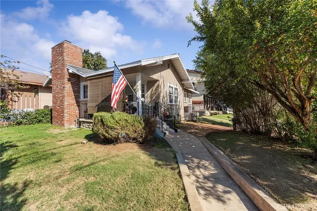 a view of a house with a yard