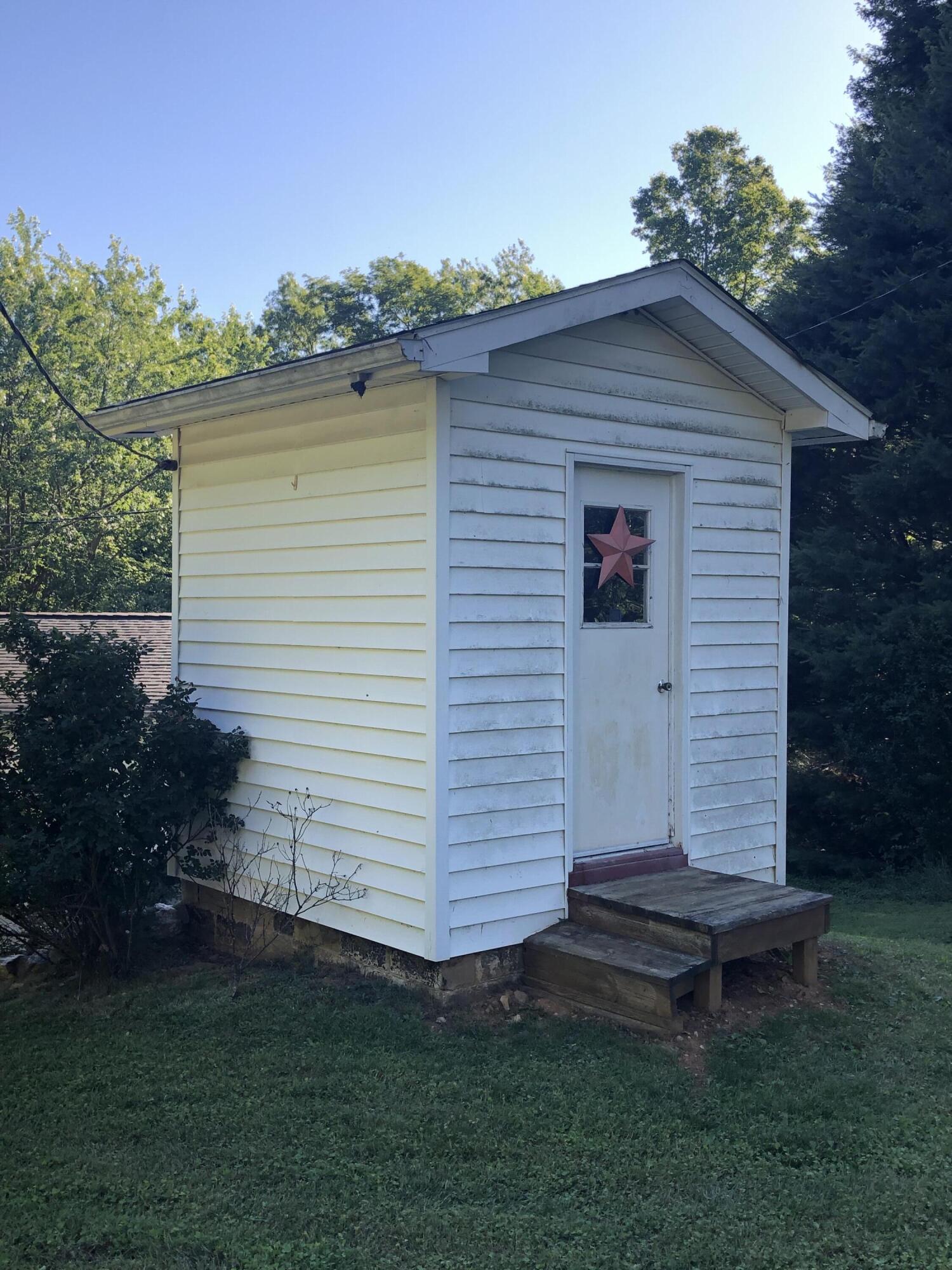 1613 Kings Store Road Northeast Check, VA 24072 - Photo 22 of 25 a backyard of a house with table and chairs