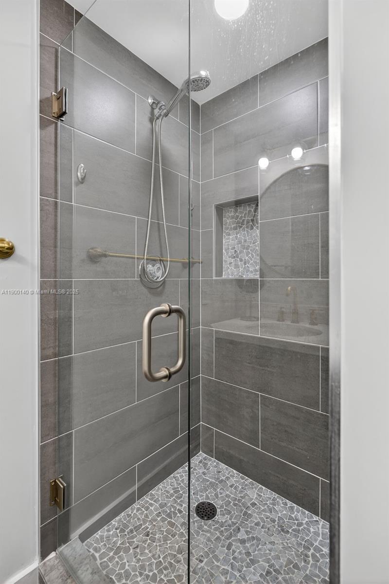 2701 27th Court, Unit 2701 Jupiter, FL 33477 - Photo 21 of 28 a bathroom with a shower