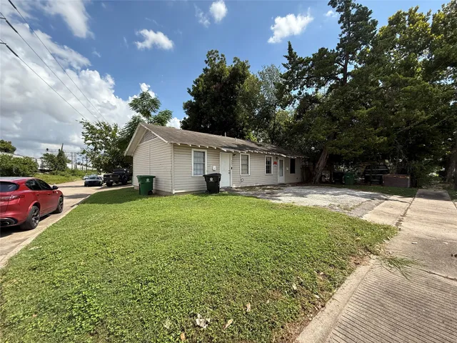 a view of a house with backyard and sitting area