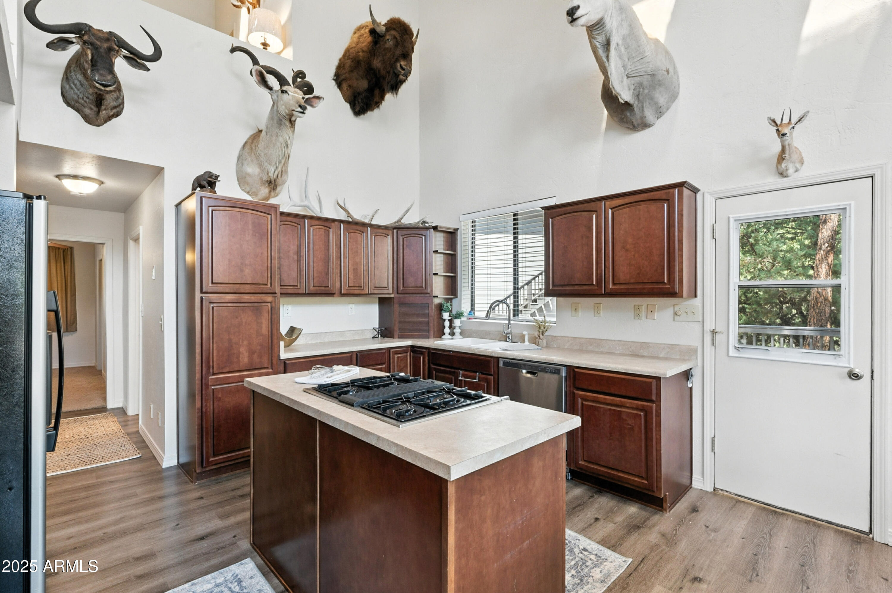 199 South Greystone Circle Payson, AZ 85541 - Photo 22 of 83 a kitchen with a stove a sink and a refrigerator