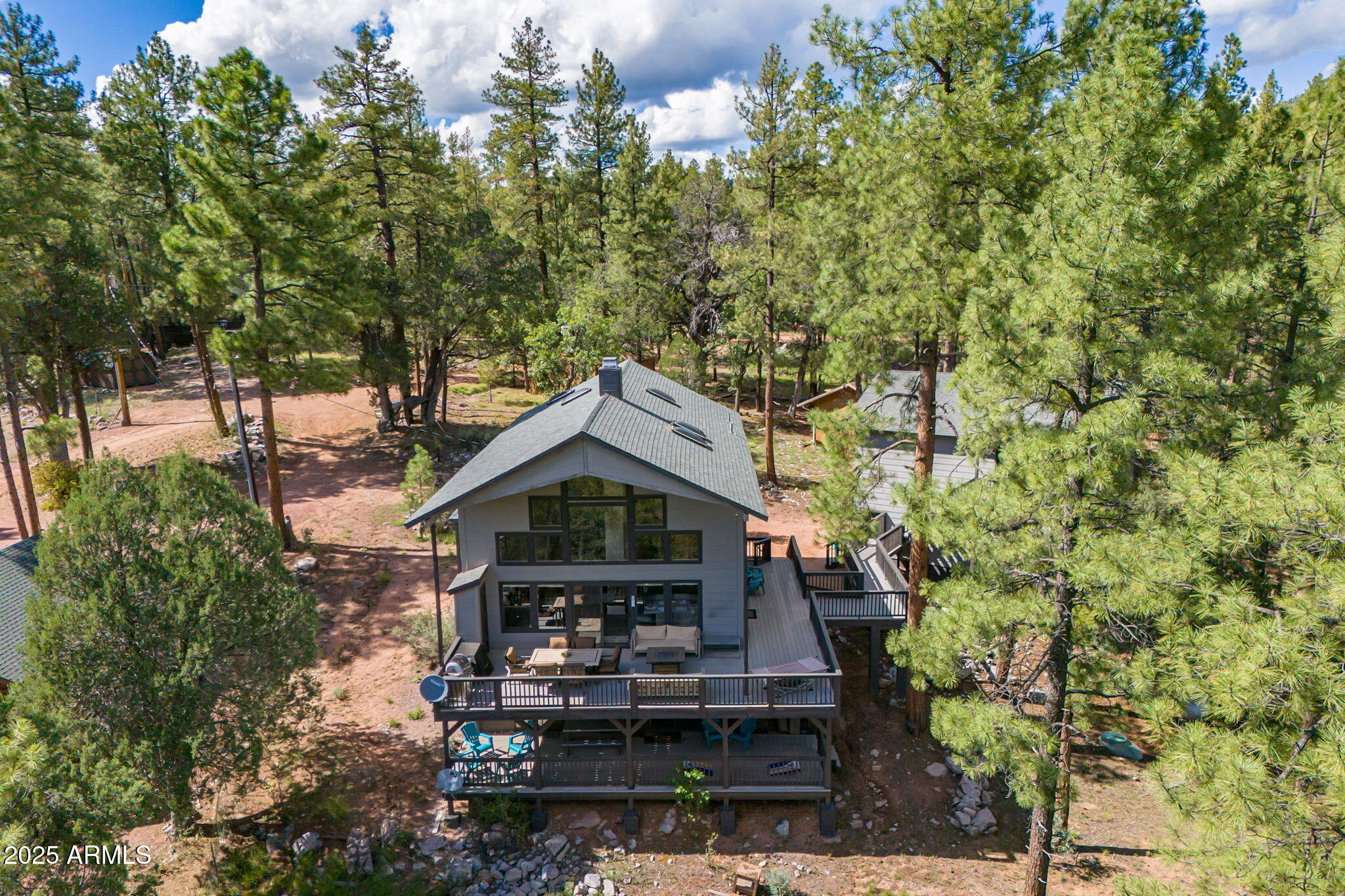 199 South Greystone Circle Payson, AZ 85541 - Photo 4 of 83 a front view of a house with garden