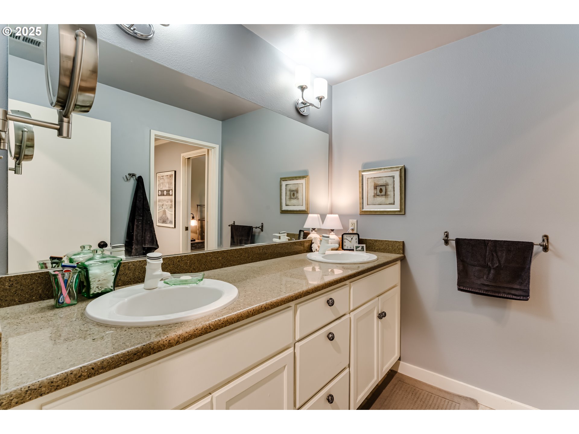 279 Country Club Road Eugene, OR 97401 - Photo 16 of 23 Attached Bathroom #1
