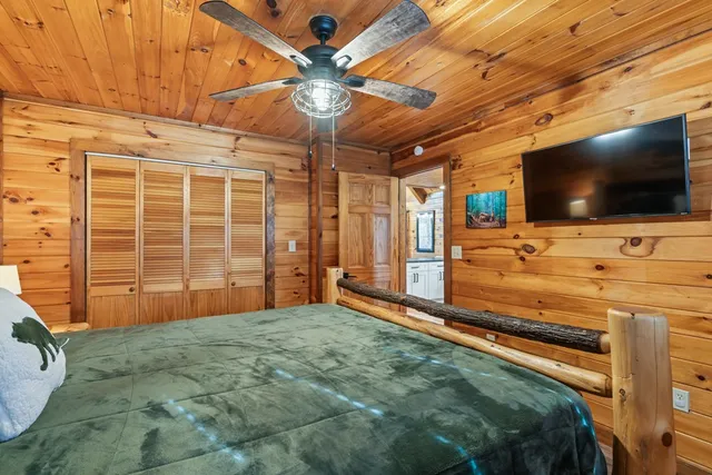 a view of a livingroom with furniture