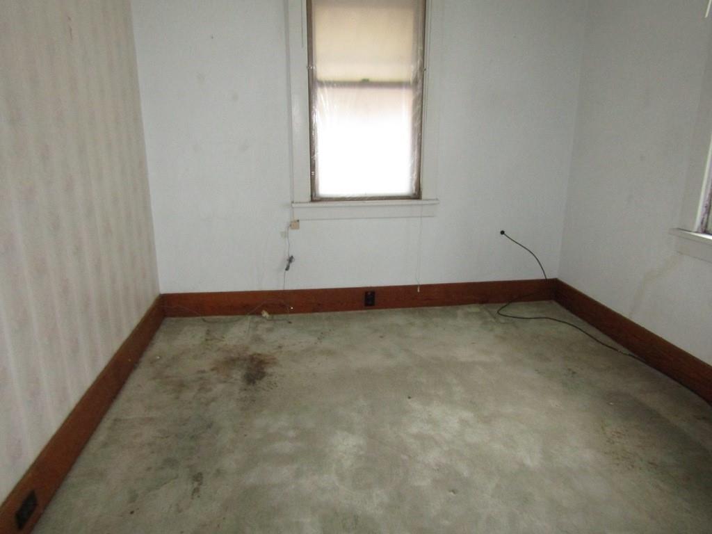 255 State Street Baden, PA 15005 - Photo 20 of 24 an empty room with a window