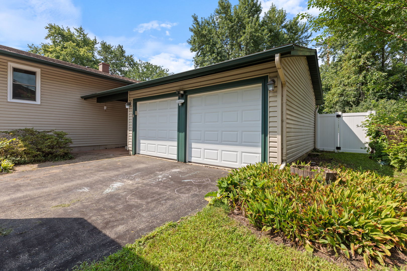 725 North Pinecrest Road Bolingbrook, IL 60440 - Photo 4 of 35 Gallery Image 4