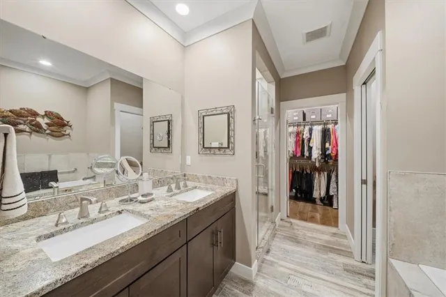 a en suite bathroom with double vanity and a mirror
