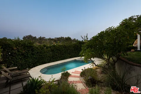 $3,695,000 | 3756 Effingham Place, Los Angeles, CA 90027