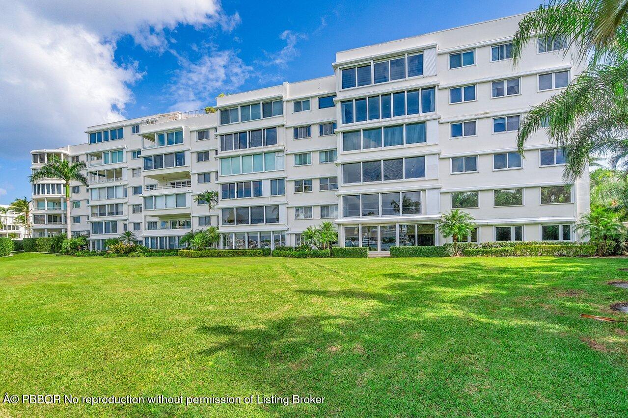 44 Cocoanut Row, Unit 120B Palm Beach, FL 33480 - Photo 33 of 42 a front view of a building