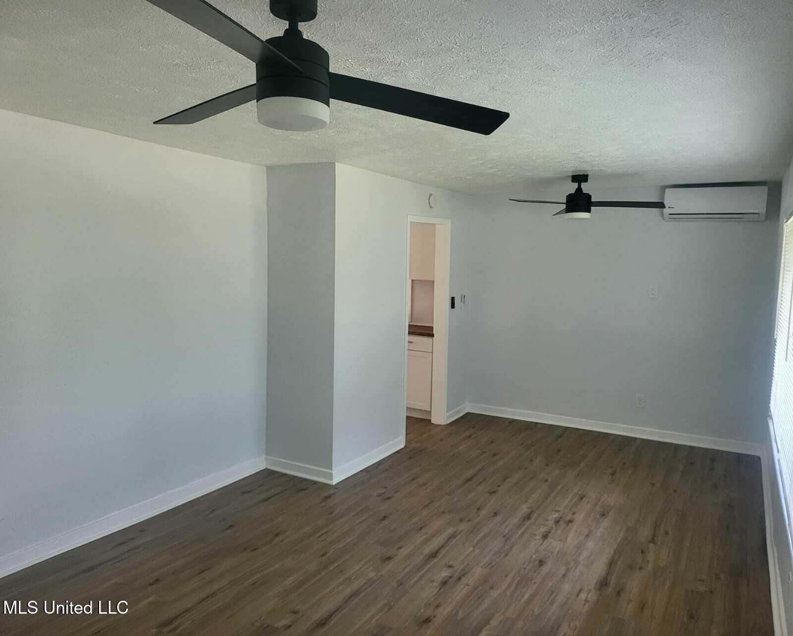 1715 Dixie Drive Jackson, MS 39209 - Photo 2 of 10 Livingroom