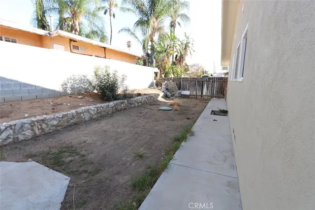 a view of a backyard with pathway