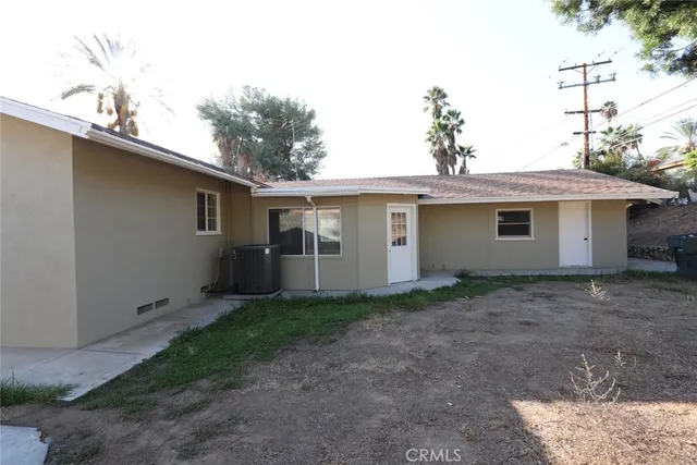 a view of a house with a backyard