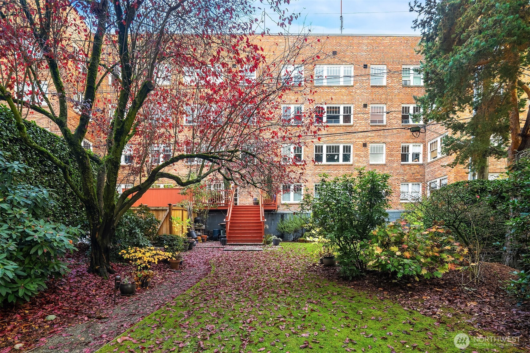 1631 16th Avenue, Unit 309 Seattle, WA 98122 - Photo 21 of 23 a view of a building with a garden